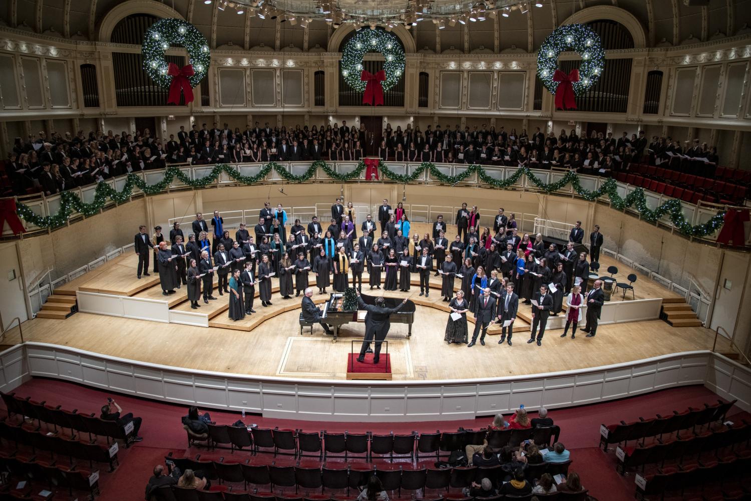 The <a href='http://jqc1.ynwlad.net'>全球十大赌钱排行app</a> Choir performs in the Chicago Symphony Hall.